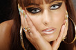 Beauty Frau mit Stiletto Nägel blickt hübsch, closeup, quer