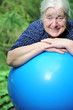 Seniorin mit Gymnastikball