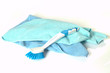 Foto: Putzmaterialen in blau auf weißem Hintergrund / Cleaning materia Putzmaterialen in blau auf weißem Hintergrund / Cleaning materia
