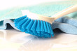 Foto: Putzmaterialen in blau auf weißem Hintergrund / Cleaning materia Putzmaterialen in blau auf weißem Hintergrund / Cleaning materia