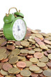 Foto: Grüner Wecker mit Euro Münzen Grüner Wecker mit Euro Münzen