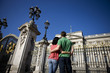 Photo: A young couple standing in front of Buckingham Palace, rear view A young couple standing in front of Buckingham Palace, rear view