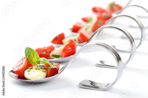 Photo: Löffelhäppchen mit Tomate-Mozzarella Löffelhäppchen mit Tomate-Mozzarella