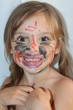 petite fille souriante au visage peint