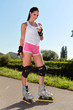 Jeune femme écoutant de la musique en Roller