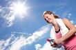 Sportlerin mit Wasserflasche und Handtuch