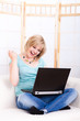 Foto: junge blonde Frau mit Laptop junge blonde Frau mit Laptop