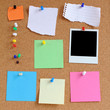 bunte Ordnung an Kork Pinwand