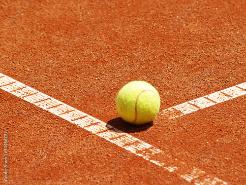 Photo: Tennis Ball auf der T-Linie 5 Tennis Ball auf der T-Linie 5
