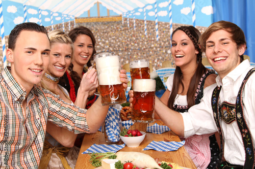 Foto: Gruppe auf dem Oktoberfest Gruppe auf dem Oktoberfest