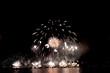 Feux d'artifices au dessus de l'eau