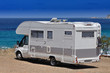 Camper in sosta sulla spiaggia