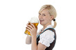 Hübsches blondes Mädchen im Dirndl trinkt aus Oktoberfest Mass B