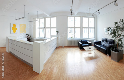 Photo: Modernes Loft Raum mit Tresen und Sitzecke Modernes Loft Raum mit Tresen und Sitzecke