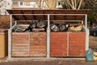 loge extérieure de poubelles qui débordent