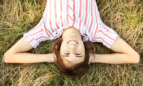 Foto: Smiling handsome man with headphones at outdoors Smiling handsome man with headphones at outdoors