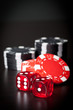 Foto: Zwei rote Würfel und drei Haufen Pokerchips Zwei rote Würfel und drei Haufen Pokerchips