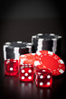 Foto: Drei rote Würfel und ein Haufen Pokerchips Drei rote Würfel und ein Haufen Pokerchips