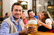 Mann trinkt Bier in Bayern Mann trinkt Bier in Bayern