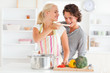Foto: Woman making her fiance tasting her meal Woman making her fiance tasting her meal