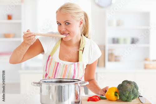 Foto: Blonde woman tasting her meal Blonde woman tasting her meal