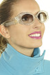 Foto: Junge Frau mit Sonnenbrille Junge Frau mit Sonnenbrille