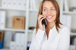lächelnde frau am telefon