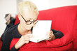 junge Frau beim Krimi lesen