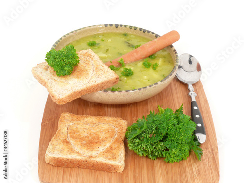Foto: frische Erbsensuppe mit Wursteinlage frische Erbsensuppe mit Wursteinlage