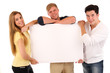 Junge Erwachsene mit Schild