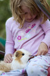 Enfant avec un cochon d'inde