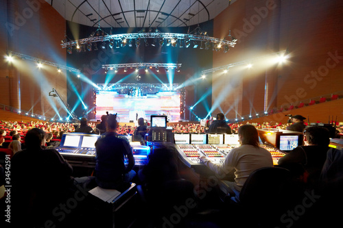Foto: Operators at control panels at concert Operators at control panels at concert