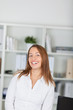 lachende junge frau im büro