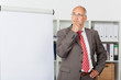 geschäftsmann plant etwas am flipchart