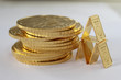 Goldmünzen Philharmoniker und Goldbarren neutraler Hintergrund