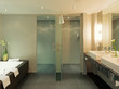 Badezimmer mit extra Duschabteil und extra WC-Abteil