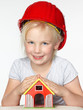 Foto: Cute little girl with helmet protecting her house Cute little girl with helmet protecting her house