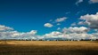 Wolken im Zeitraffer übers Feld