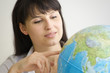 Photo: Junge attraktive Frau mit Globus Junge attraktive Frau mit Globus