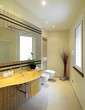 bagno moderno con lavabo in vetro giallo