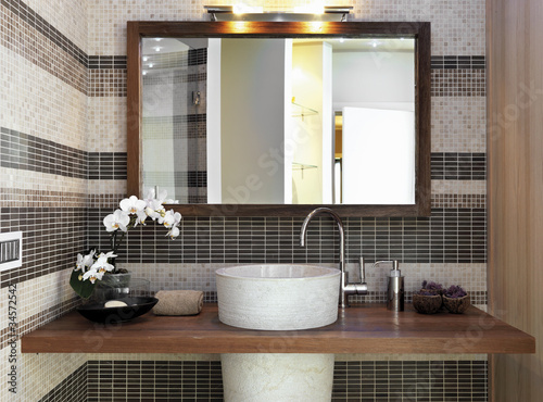 Photo: dettaglio sul lavabo in un bagno moderno dettaglio sul lavabo in un bagno moderno