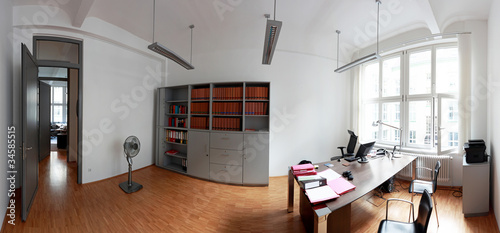 Photo: Grosszügiges Büro mit Schreibtisch und Aktenschrank Grosszügiges Büro mit Schreibtisch und Aktenschrank