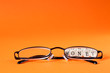 Brille mit Money Schriftzug