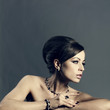 Foto : Beautiful woman with evening make-up. Jewelry and Beauty Beautiful woman with evening make-up. Jewelry and Beauty