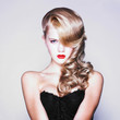 Foto: Beautiful blond woman with elegant black dress Beautiful blond woman with elegant black dress
