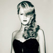 Foto: Beautiful blond woman with elegant black dress Beautiful blond woman with elegant black dress