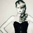 Foto: Beautiful blond woman with elegant black dress Beautiful blond woman with elegant black dress