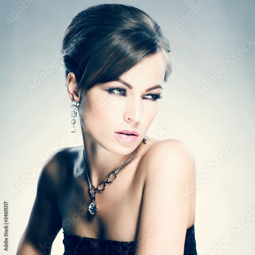 Foto: Beautiful woman with evening make-up. Jewelry and Beauty Beautiful woman with evening make-up. Jewelry and Beauty
