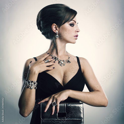 Foto: Beautiful woman with evening make-up. Jewelry and Beauty Beautiful woman with evening make-up. Jewelry and Beauty
