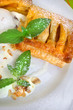 Apfelstrudel und Walnusseis